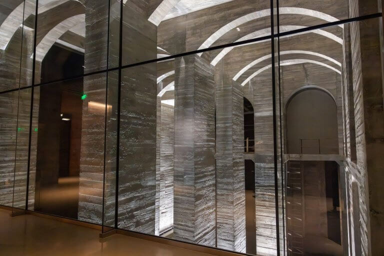 Untergeschoss im Lincoln Memorial mit Sichtfenster auf die Säulenstrutktur